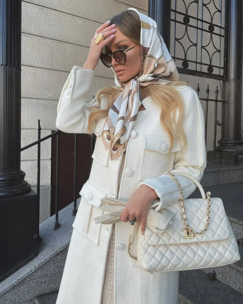 Blonde-woman-wearing-a-white-headscarf-white-trench-coat-and-white-bag. Old Money Outfit Ideas